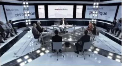 Qui anime l'émission "Mots croisés" ?