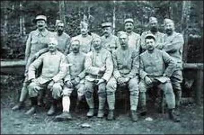 Des assauts meurtriers sont lancés contre les ennemis, sans succès. Environ 500 000 morts à Verdun et ... de morts et de blessés dans la Somme.