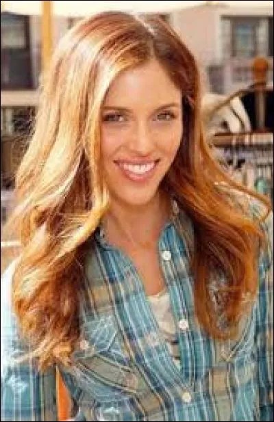 Vicki est devenue vampire grâce au sang de :