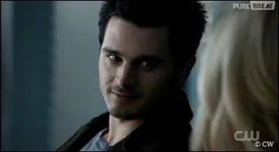 Enzo est devenu vampire grâce au sang de :