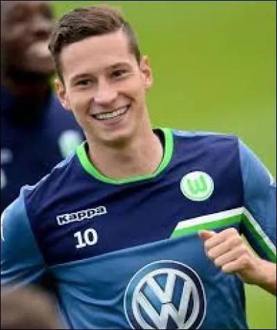 Quel joueur Julian Draxler a-t-il remplacé pour son premier match en Bundesliga de sa carrière sous les couleurs de Schalke 04 ?