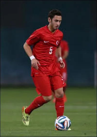 Quel a été le montant du transfert d'Hakan Calhanoglu d'Hambourg vers Leverkusen ?