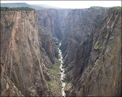 Dans quel Etat se situe "Black canyon", remarquable pour ses falaises vertigineuses ?