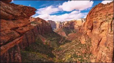 Dans quel Etat se trouve le parc de Zion et son canyon de roches rouges ?