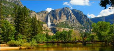 Le parc du Yosemite avec sa grande vallée et ses cascades, se trouve en / au :