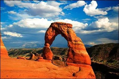 "Arches National Park", avec ses célèbres arches de grès rouge, se situe en / au :