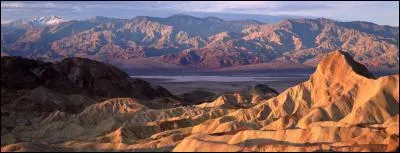 La "Vallée de la mort", aux conditions extrêmes et aux paysages impressionnants, se situe en / au :