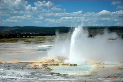 Le Yellowstone est le royaume des geysers, des grizzlis, des bisons. Dans quel Etat se situe-t-il ?