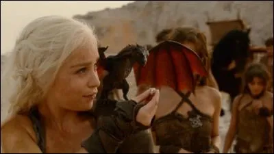 Alors qu'elle prenait son bain, qui vient faire allégeance à Daenerys ?
