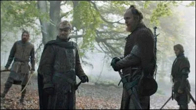 Quand Arya est dans l'auberge avec la fraternité sans bannière, qui la reconnaît ?