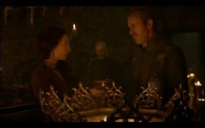 Quand Melisandre prend le sang de Gendry grâce à des sangsues, Stannis prononce des noms. Lesquels ne dit-il pas ?