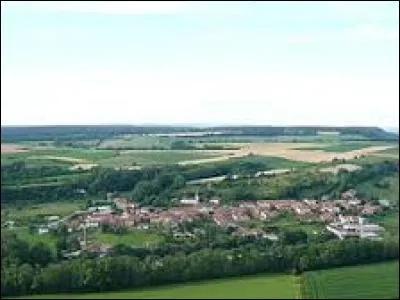 Voici une vue g&eacute;n&eacute;rale de Beuvezin. Village lorrain de l'arrondissement de Toul, &agrave; flanc de coteau, il se situe dans le d&eacute;partement ...
