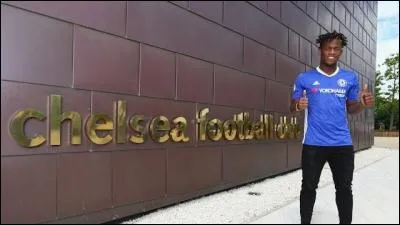 Pour combien de millions d'euros Michy Batshuayi a-t-il été transféré de Marseille à Chelsea ?