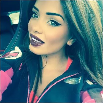 Pour plaire à qui Aurélie s'achète-t-elle une robe bleue quand elle va faire les magasins avec Jazz ?