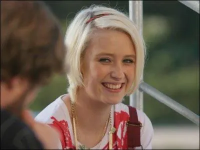 Qui est ce personnage de la saison 3 de skins ?