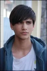 Qui est ce personnage de la saison 3 de skins ?