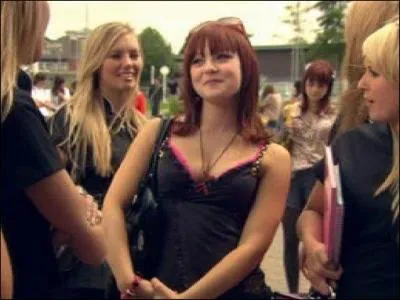 Qui est ce personnage de la saison 3 de skins ?