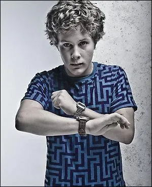 Qui est ce personnage de la saison 3 de skins ?