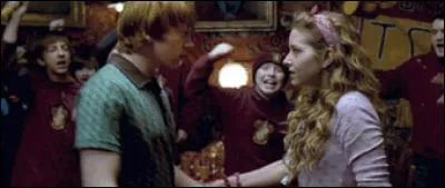 Avec qui Ron Weasley sort-il dans Harry Potter 6 ?