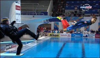 Son numéro est le 8 :