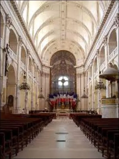 Ça, c'est un monument dont la construction fut ordonnée par Louis XIV par l'édit royal du 24 février 1670, pour abriter les invalides des armées. Ce monument fut inauguré en 1676. Voici quelques personnages célèbres abrités par ce monument : Napoléon Ier, Napoléon II, Libéral Bruand, Ferdinand Foch, Joseph Bonaparte etc ... ! Tu l'as deviné, c'est ... !