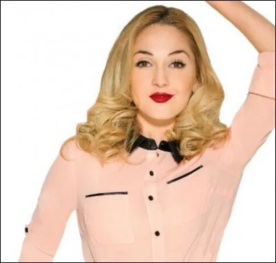 Ludmila a un joli chemisier rose. Que porte-t-elle avec ?