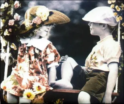 Qui chantait " C'est un geste, un mot, un sourire quand on oublie que tous les deux on a grandi" ?