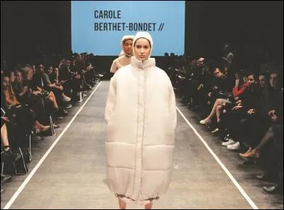 Au moyen-âge, homme suivant une armée, personne fréquentant des endroits mal-famés !