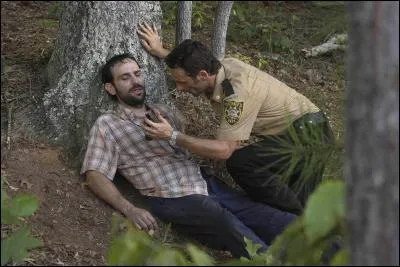 Un membre du groupe, Jim, s'est fait mordre pendant l'attaque des rôdeurs. Que décident-ils de faire ?