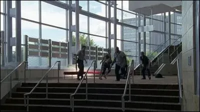 Comment le groupe arrive-t-il à sortir du bâtiment ?