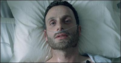 Lorsque Rick se réveille de son coma à l'hôpital, il remarque une grande porte cadenassée avec des rôdeurs à l'intérieur. Qu'y a-t-il d'écrit sur cette porte ?