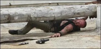 Alors que tout le monde a trouvé un moyen de quitter l'immeuble, Merle Dixon restera menotté sur le toit de l'immeuble. Pourquoi ?