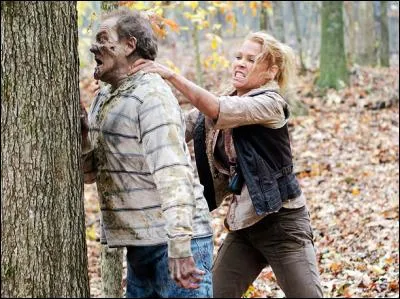 Lors de l'attaque de la horde de rôdeurs à la ferme, par qui Andrea se fait-elle sauver ?