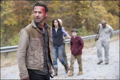 Rick décide d'avouer au groupe ce que lui avait confié Jenner à leur départ. De quoi s'agit-il ?