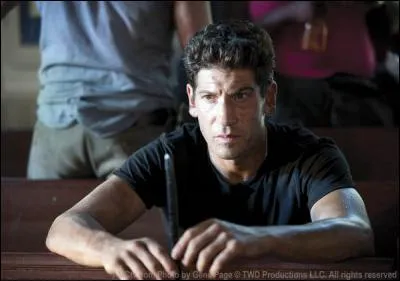 Shane porte un collier avec un pendentif. Que représente-il ?