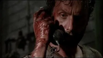 Après la mort de sa femme, Rick part se défouler et tuer des rôdeurs dans les couloirs. Il entend le téléphone sonner. Qui se trouve au bout du fil ?