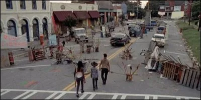 Rick, Michonne et Carl partent chercher des munitions là où Rick vivait auparavant. Qui rencontrent-ils là-bas ?