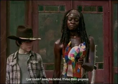 Pourquoi Carl tient-il tant à aller dans le bar de cette ville ?