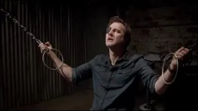 Qui se retrouve dans la salle de torture qui était destinée à Michonne ?