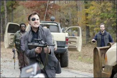 Pourquoi le Gouverneur tue-t-il tous ses soldats après avoir attaqué la prison ?