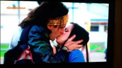 Qui embrasse Alexandre ?