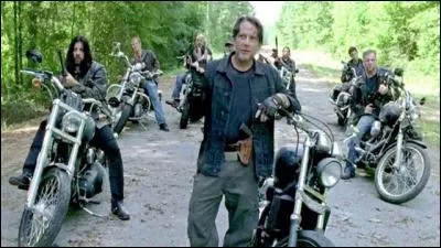 Rick, Carl et Michonne se font piéger par un groupe d'hommes. Rick est coincé mais devient colérique lorsque l'un tente de violer son enfant. Comment Rick arrive-t-il à se défaire de l'homme ?