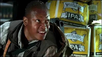 Dans le magasin, qu'est-ce qui provoque la chute de l'étagère des bouteilles ?