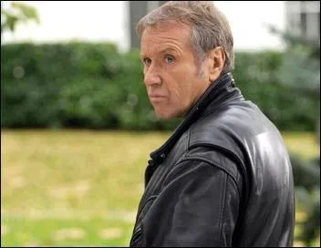 Lunettes de soleil, blouson noir, moto =