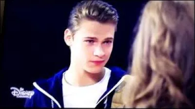 Dans la saison 2, Christian avoue, à Alex, être amoureux d'une fille. Laquelle ?