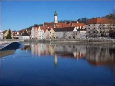 Quel cours d'eau arrose Augsbourg apr&egrave;s &ecirc;tre pass&eacute; &agrave; Landsberg ?