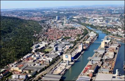 Quel affluent du Rhin passe &agrave; Stuttgart ?