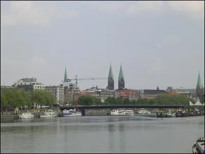 Br&ecirc;me se trouve &agrave; l'amorce de l'estuaire d'un fleuve. Lequel?