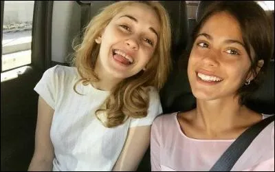 Sur sa pochette de CD, Tini a les...