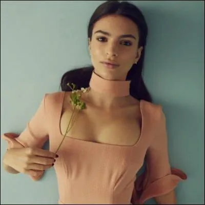 Quel est le pseudo Instagram officiel de l'actrice Emily Ratajkowski ?